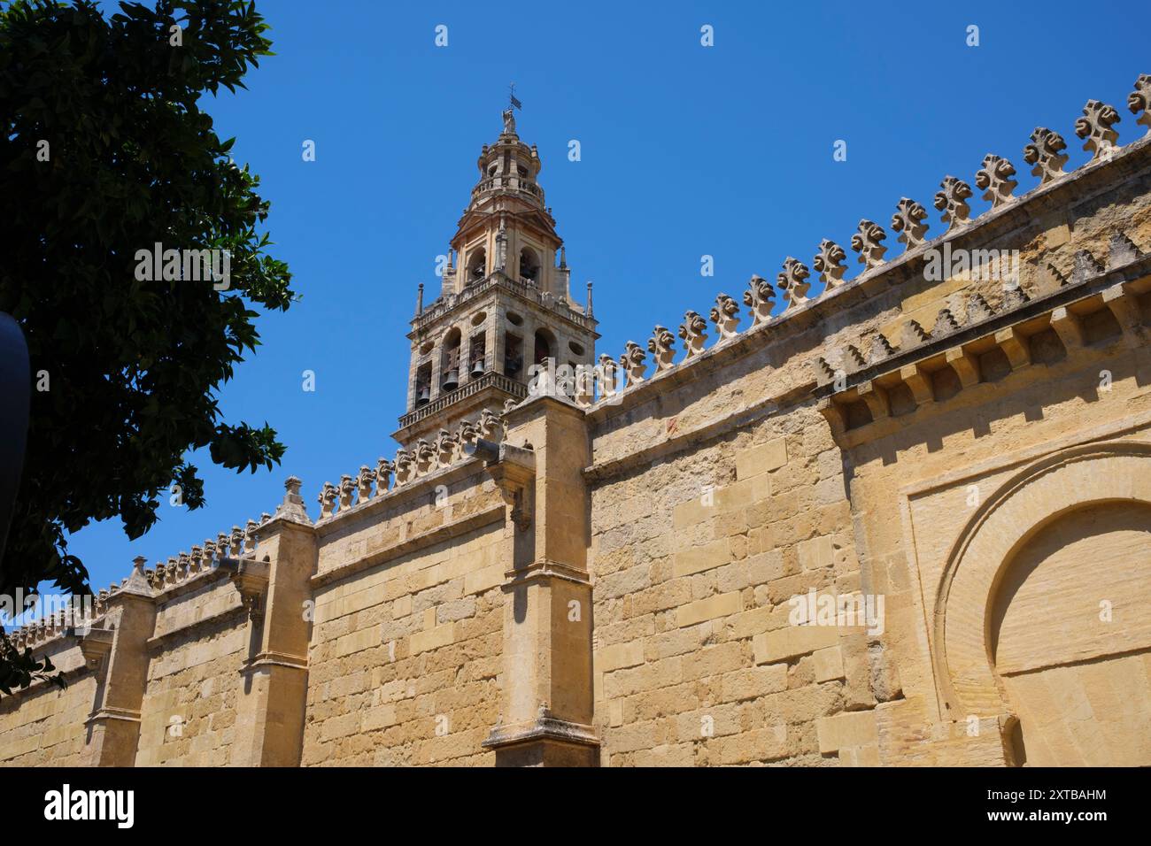 Spanien: Der Glockenturm, Mezquita oder die Moschee-Kathedrale von Cordoba (Kathedrale unserer Lieben Frau von der Himmelfahrt), Cordoba. Der Bau der Großen Moschee begann 785–786 und endete ein Jahr später 786–787. 1236 wurde Córdoba von König Ferdinand III. Von Kastilien als Teil der Reconquista erobert. Nach der Eroberung der Stadt wurde die Moschee in eine katholische Kathedrale umgewandelt, die der Jungfrau Maria (Santa Maria) geweiht ist. Stockfoto