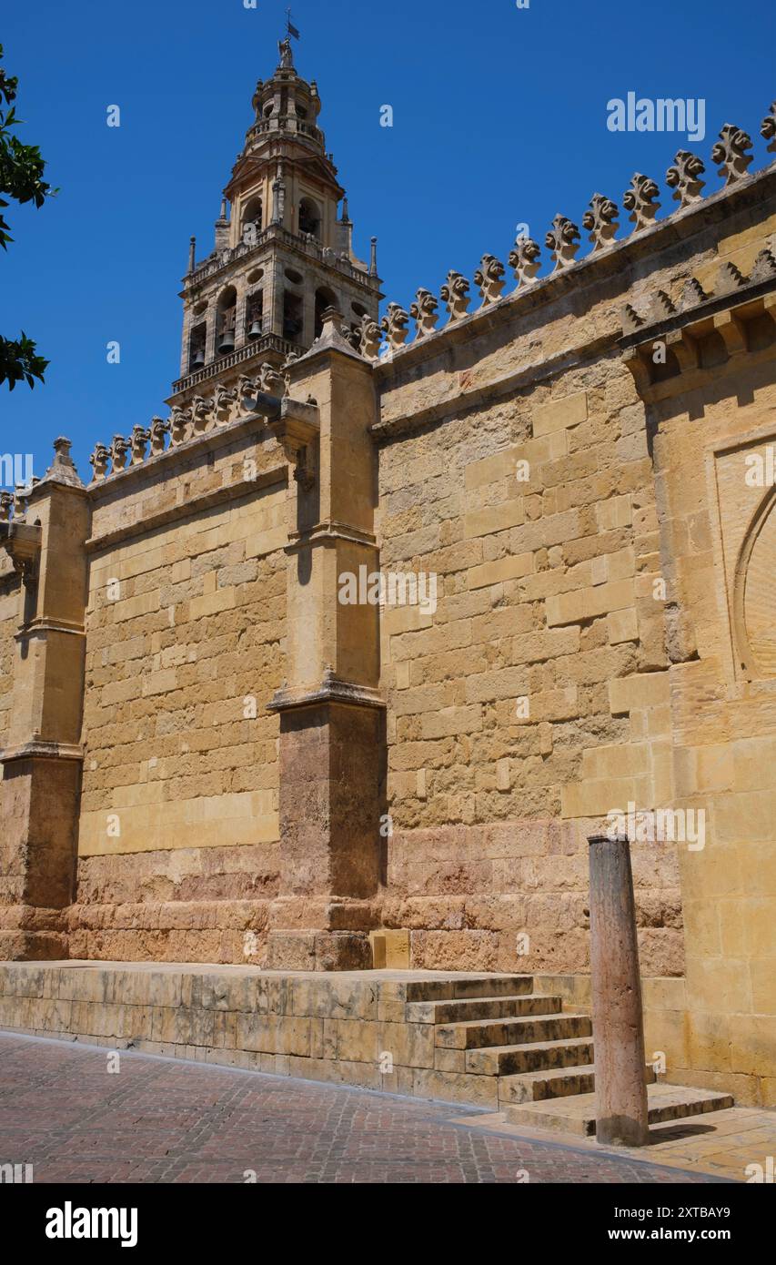 Spanien: Der Glockenturm, Mezquita oder die Moschee-Kathedrale von Cordoba (Kathedrale unserer Lieben Frau von der Himmelfahrt), Cordoba. Der Bau der Großen Moschee begann 785–786 und endete ein Jahr später 786–787. 1236 wurde Córdoba von König Ferdinand III. Von Kastilien als Teil der Reconquista erobert. Nach der Eroberung der Stadt wurde die Moschee in eine katholische Kathedrale umgewandelt, die der Jungfrau Maria (Santa Maria) geweiht ist. Stockfoto