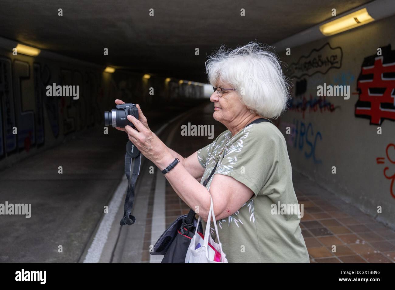 Berlin, Deutschland. August 2024. Irmela Mensah-Schramm, Aktivistin, dokumentiert eine Verschimpfung von Rechtsextremisten in einem Tunnel. Mensah-Schramm hat es sich zur Aufgabe gemacht, rechtsextreme Slogans öffentlich zu dokumentieren und dann zu entfernen oder zu ändern. Quelle: Christophe Gateau/dpa/Alamy Live News Stockfoto