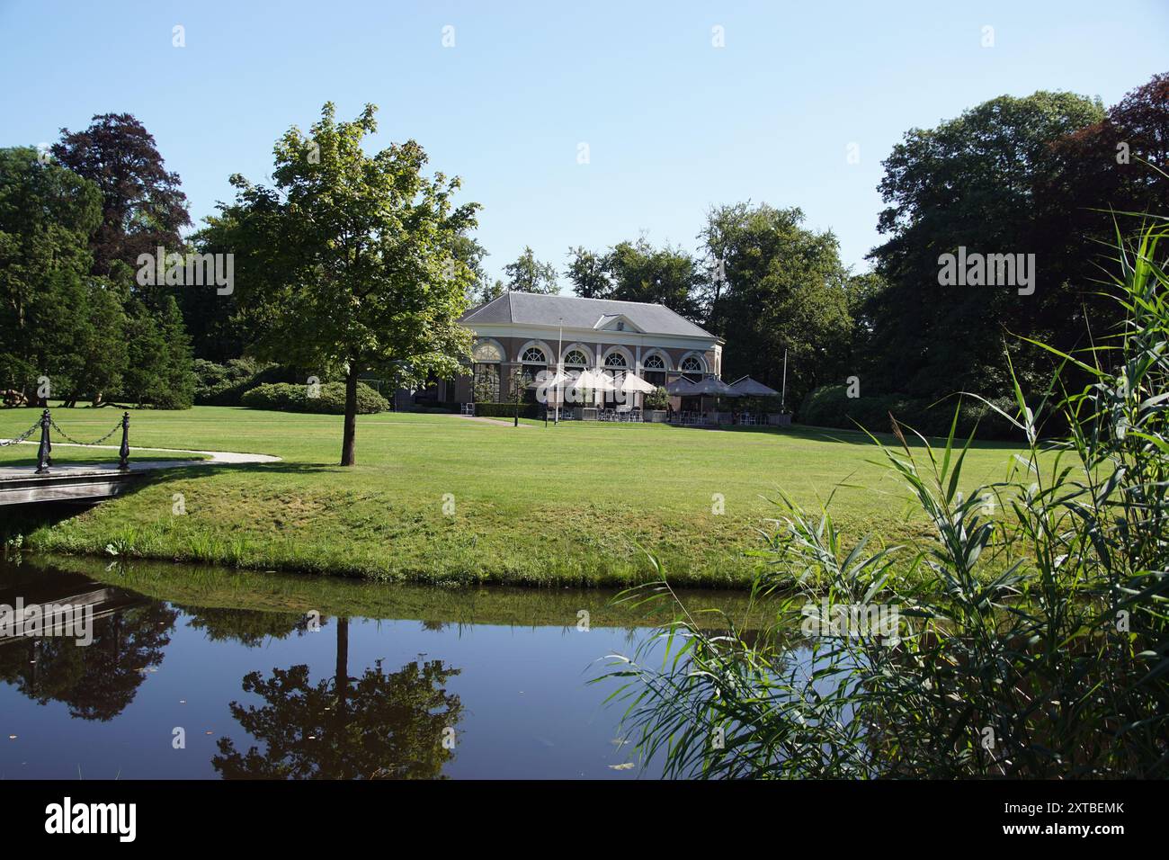 Niederländische Orangerie Ruurlo auf dem Schlossgut. Terrasse, Sonnenschirme, Restaurant, Gäste. In der Nähe des Dorfes Ruurlo in der Provinz Gelderland, Holland Stockfoto