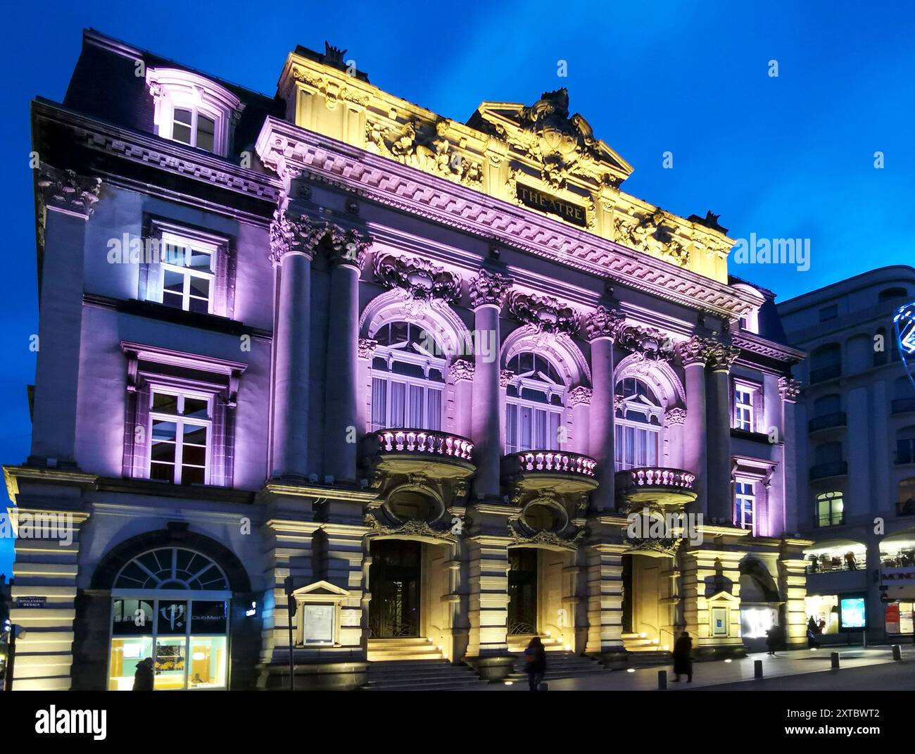 Historische Oper von Clermont Ferrand, beleuchtet in der Abenddämmerung mit architektonischen Details und dekorativen Elementen, Puy de Dome, Auvergne, Frankreich Stockfoto