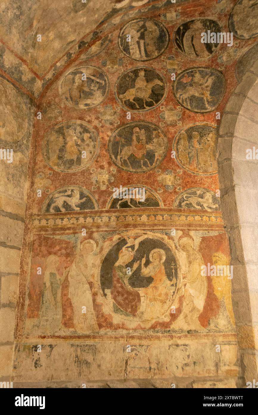 Auzon. Altes Fresko mit religiösen Szenen im Stiftsgebäude von Saint Laurent. Haute Lore. Auvergne Rhone Alpes. Frankreich Stockfoto