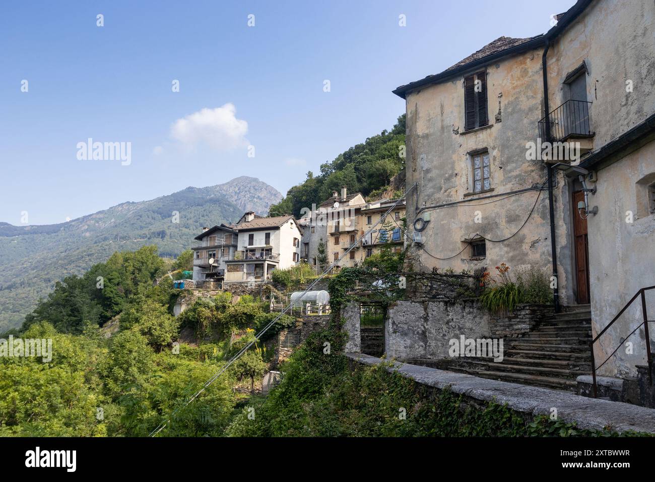 Das malerische Bergdorf Spoccia im Cannobio-Tal im Piemont in Norditalien. Ein autofreies historisches Dorf, das im Sommer mit c Stockfoto
