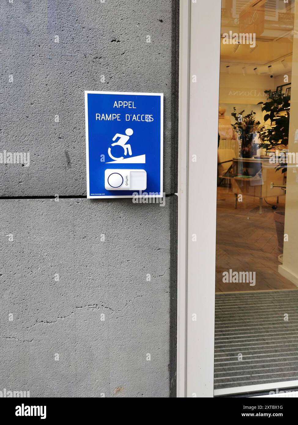 An einem Gebäudeeingang wird während der Tageslichtstunden die Rampenruftaste angezeigt Stockfoto