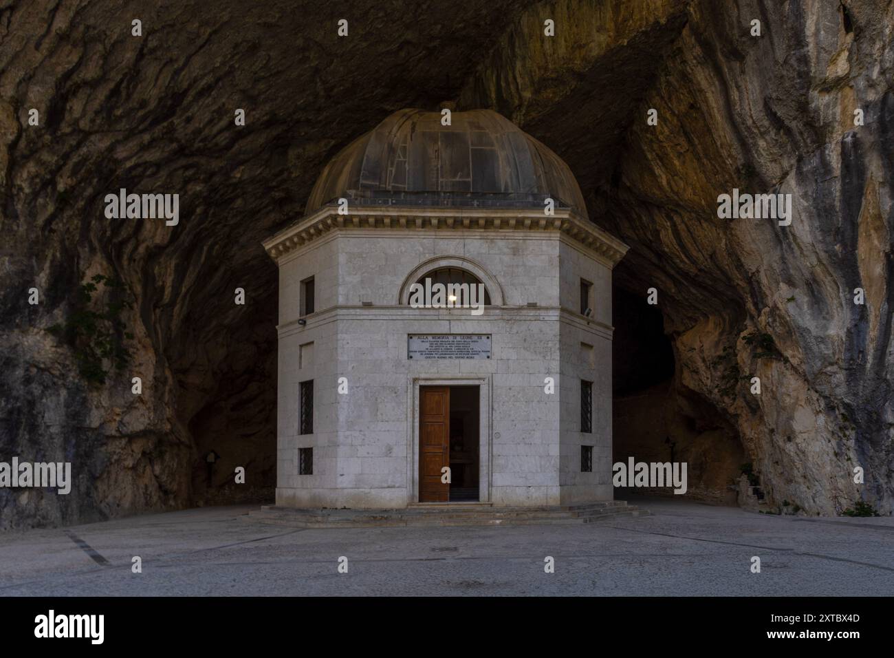 Der Tempio del Valadier, ein neoklassizistischer Tempel, der in die Felswände der Frasassi-Schlucht in den Marken, Italien, gemeißelt wurde, ist ein Zeugnis des Harmonios Stockfoto