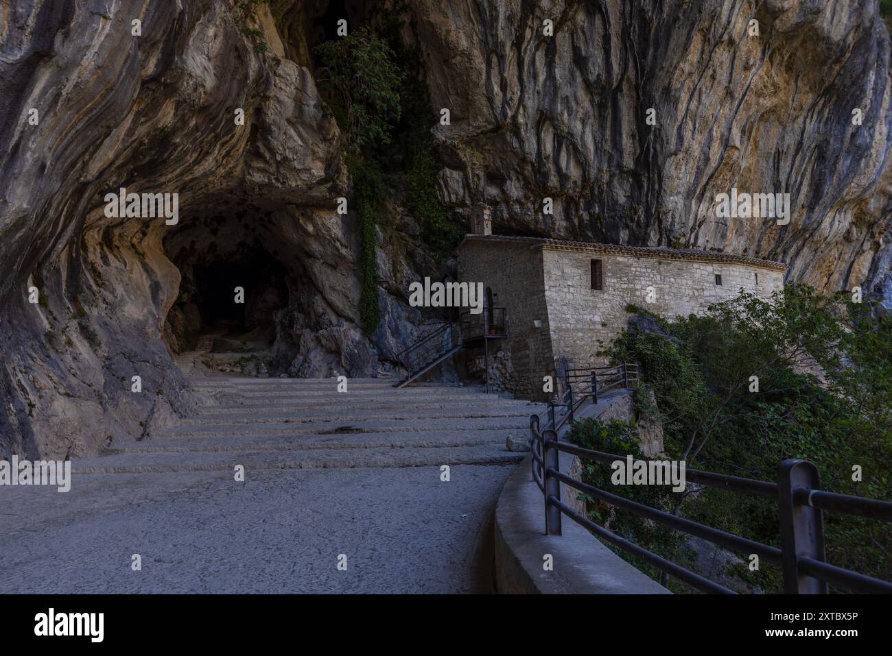 Der Tempio del Valadier, ein neoklassizistischer Tempel, der in die Felswände der Frasassi-Schlucht in den Marken, Italien, gemeißelt wurde, ist ein Zeugnis des Harmonios Stockfoto