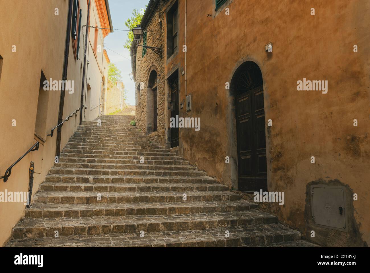 In der Provinz Ancona in der italienischen Region Le Marche liegt Serra San Quirico, eine wunderschöne Gemeinde. Das Hotel liegt am westlichen Ufer des Flusses Esino Stockfoto