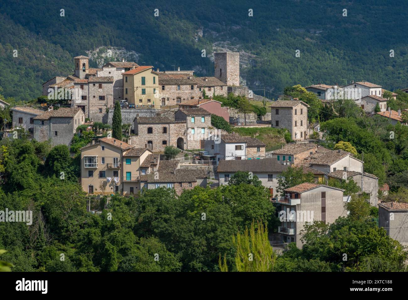 Pierosara liegt hoch oben auf einem Hügel in Genga, Italien, und ist ein kleines Dorf, dessen bekanntes Wahrzeichen, der mittelalterliche Burgturm. Stockfoto