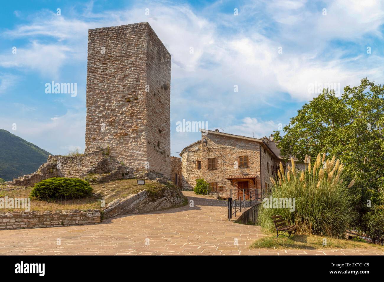 Pierosara liegt hoch oben auf einem Hügel in Genga, Italien, und ist ein kleines Dorf, dessen bekanntes Wahrzeichen, der mittelalterliche Burgturm. Stockfoto
