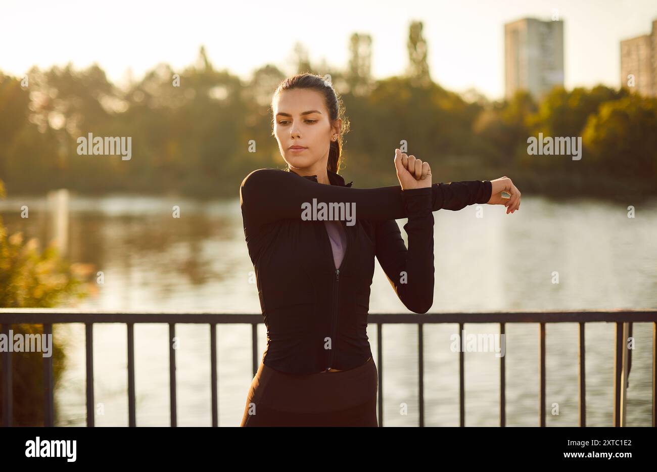 Läuferin, die sich streckt, bereitet den Körper auf das Cardio-Workout vor. Dynamisches Stretching erhöht die Flexibilität des Blutflusses produktiv Stockfoto