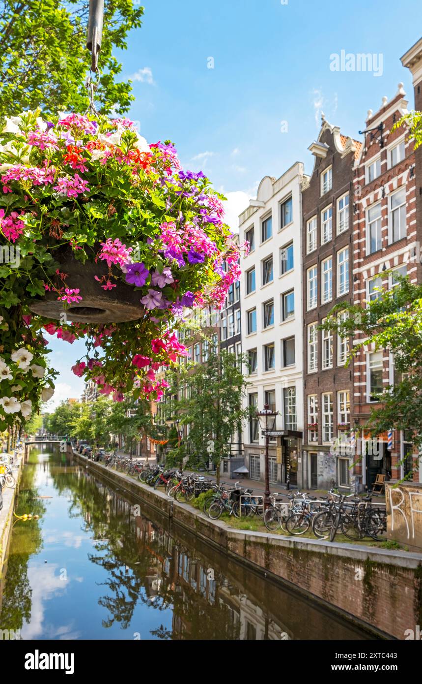 Oudezijds Achterburgwal Canal, de Wallen, Amsterdam, Niederlande Stockfoto