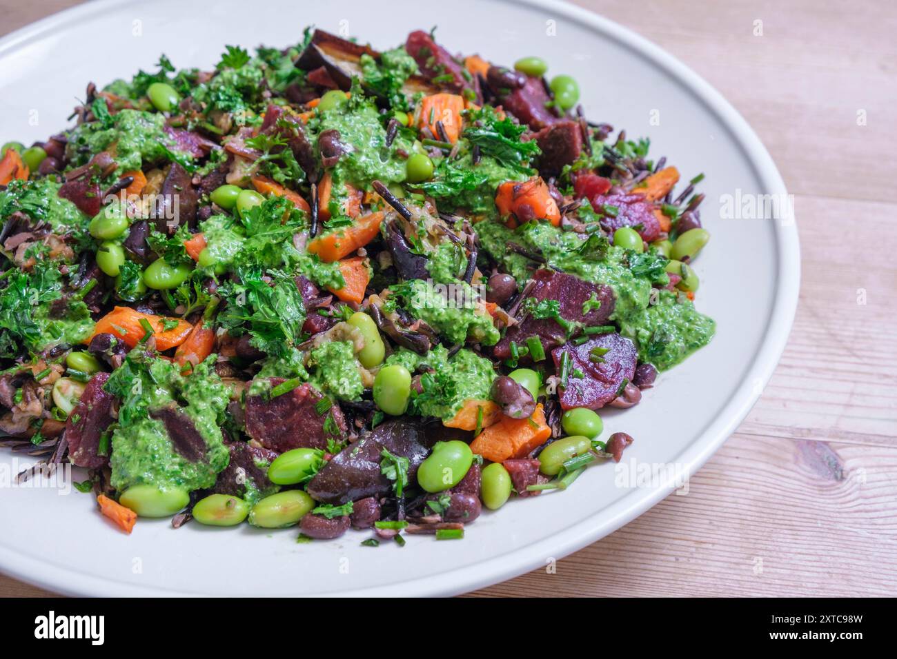 Ein gemischter Salat mit gebratenen Karotten, Gemüse und Hülsen. Stockfoto