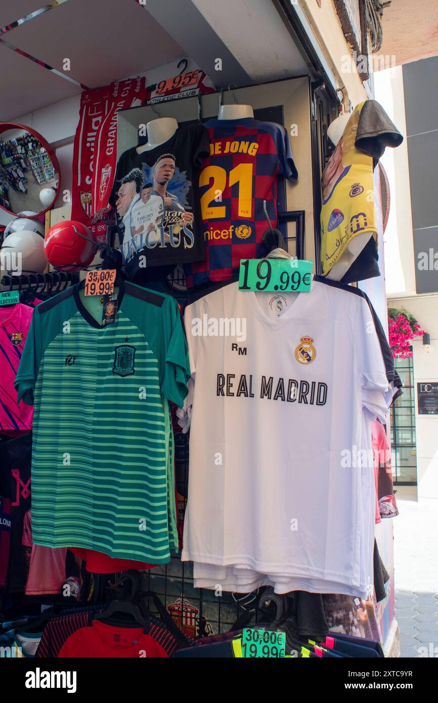Gefälschte Fussballtrikots in einem Geschäft in Benidorm, Provinz Alicante, Spanien *** gefälschte Fußballtrikots in einem Geschäft in Benidorm, Provinz Alicante, Spanien Stockfoto