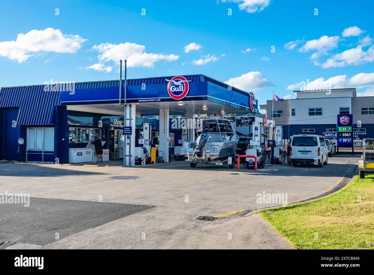 Eine Gull Tankstelle in Tairua auf der Nordinsel Neuseelands, einer von 113 ähnlichen Standorten in ganz Neuseeland Stockfoto