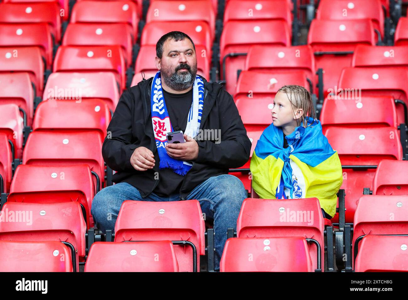 Vater und Tochter, die Dynamo Kyiv, die ukrainische Fußballmannschaft, im Hampden Park in Glasgow unterstützen und dabei die Rangers gegen Dynamo Kyiv beobachten Stockfoto