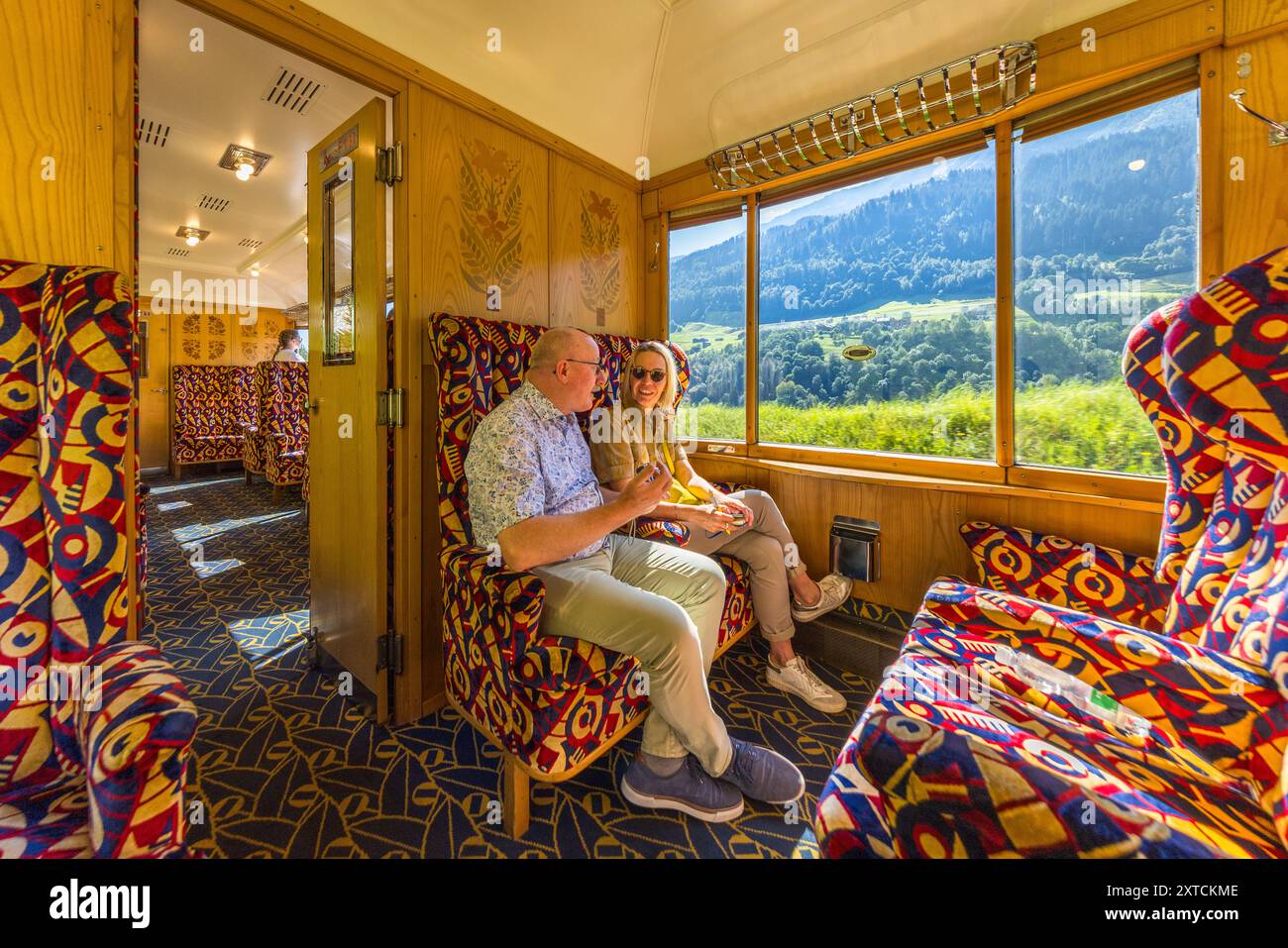 Passagiere des Alpine Classic Pullman Express, Baujahr 1931, auf einer nostalgischen Reise von Davos nach Andermatt, hier mit Blick auf die Landschaft des Kantons Graubünden. Alpine Classic Pullman Express auf der Route des Glacier Express, Graubünden, Schweiz Stockfoto