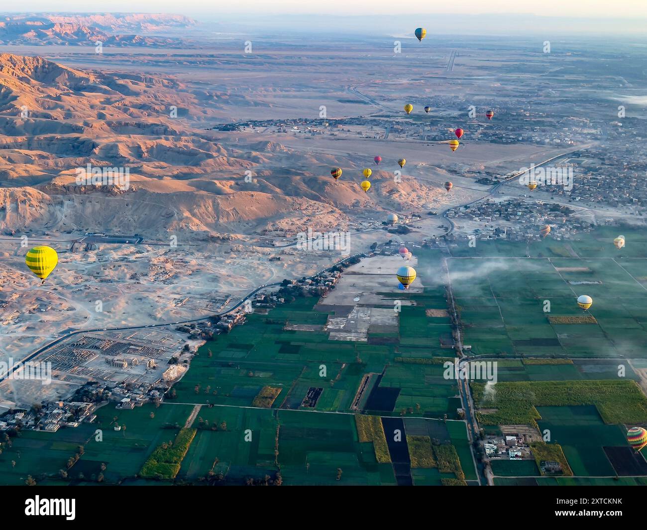 Luxor im Heißluftballon, der den beeindruckenden Kontrast zwischen dem üppigen Niltal und der riesigen, trockenen Sahara betrachtet. Erkunden Sie die alten Pharaonen Stockfoto