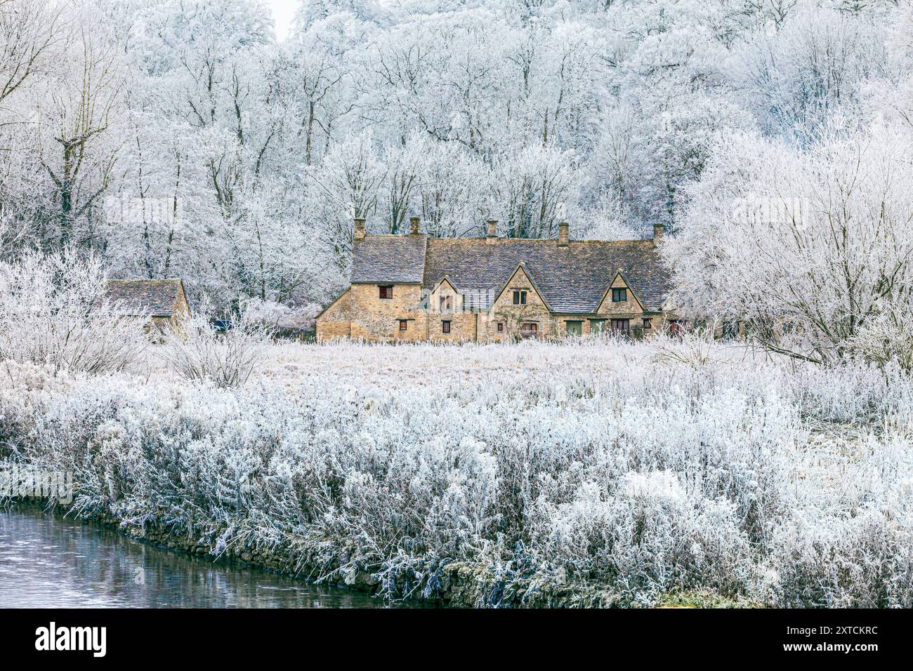 Raureif auf der Arlington Row und Rack Isle neben dem River Coln im Cotswold-Dorf Bibury, Gloucestershire, England, Großbritannien Stockfoto