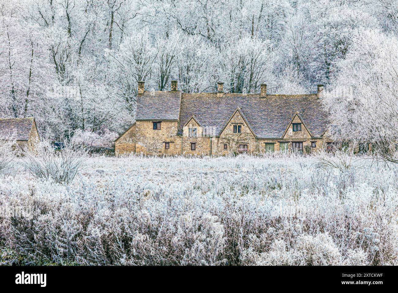 Raureif auf der Arlington Row und Rack Isle neben dem River Coln im Cotswold-Dorf Bibury, Gloucestershire, England, Großbritannien Stockfoto