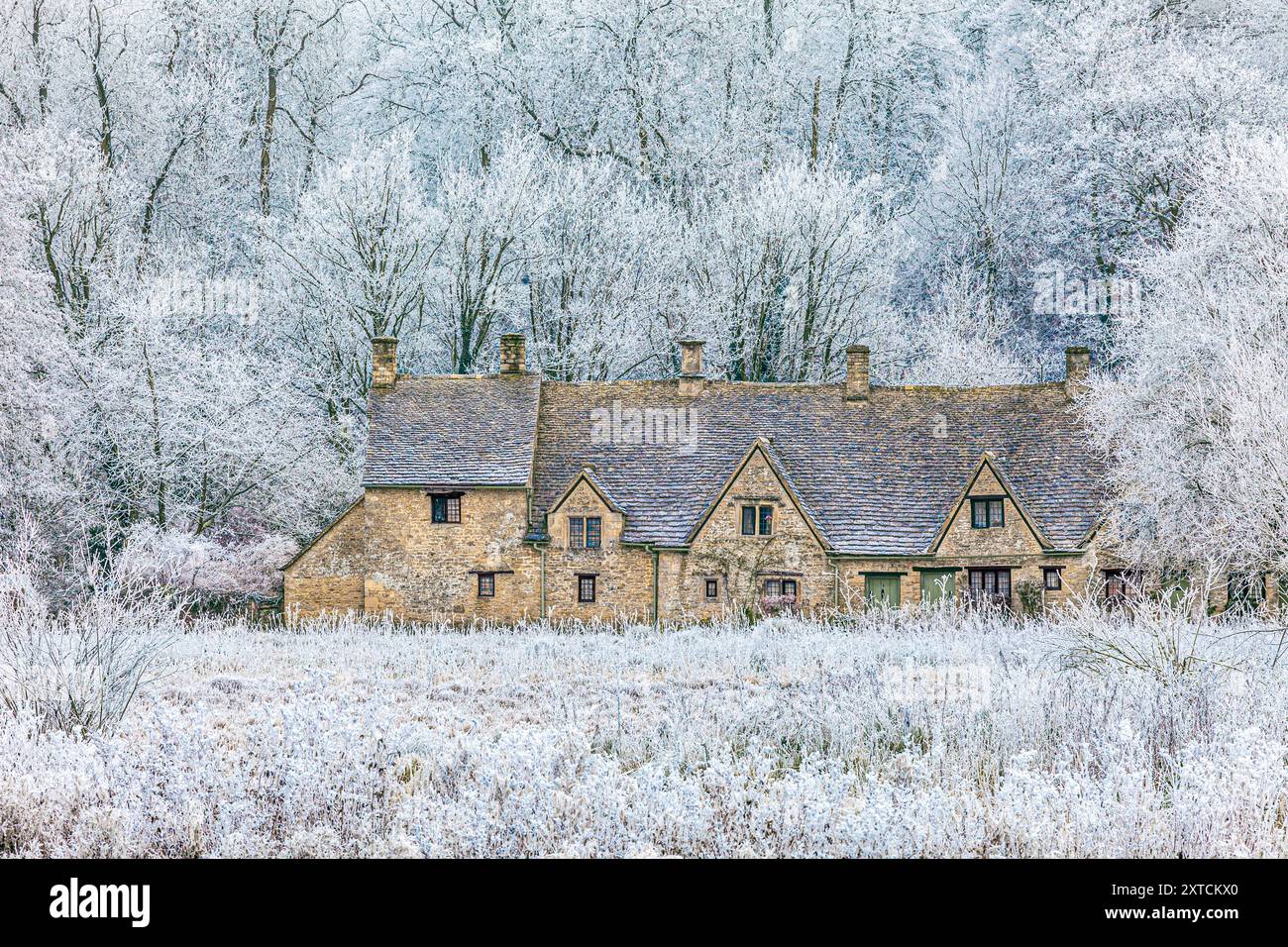 Raureif auf der Arlington Row und Rack Isle neben dem River Coln im Cotswold-Dorf Bibury, Gloucestershire, England, Großbritannien Stockfoto