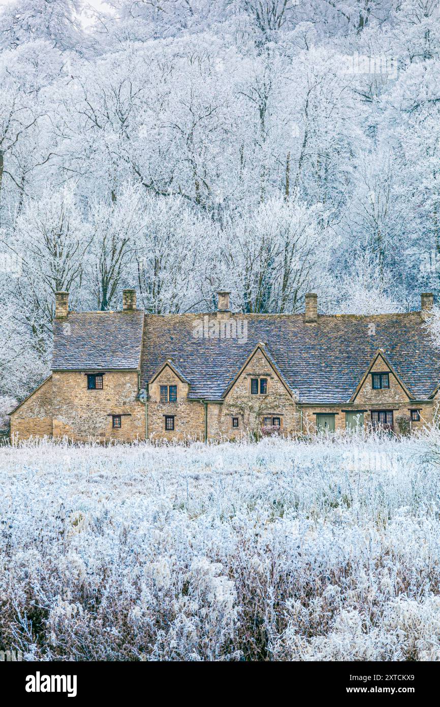 Raureif auf der Arlington Row und Rack Isle neben dem River Coln im Cotswold-Dorf Bibury, Gloucestershire, England, Großbritannien Stockfoto