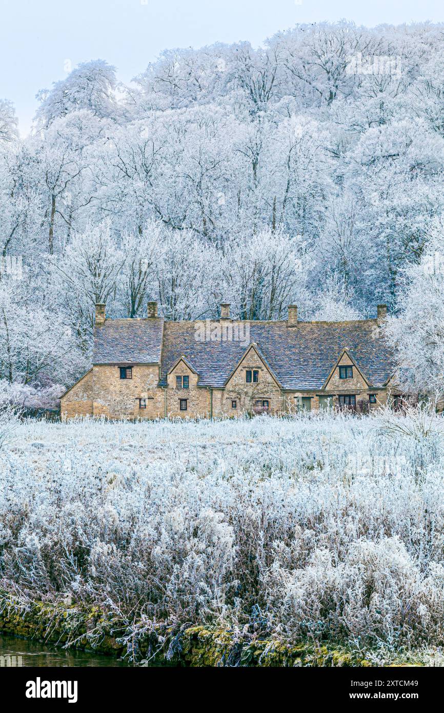 Raureif auf der Arlington Row und Rack Isle neben dem River Coln im Cotswold-Dorf Bibury, Gloucestershire, England, Großbritannien Stockfoto