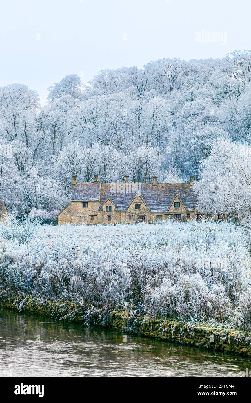 Raureif auf der Arlington Row und Rack Isle neben dem River Coln im Cotswold-Dorf Bibury, Gloucestershire, England, Großbritannien Stockfoto