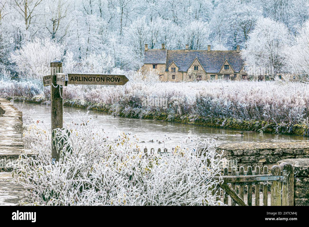 Raureif auf der Arlington Row und Rack Isle neben dem River Coln im Cotswold-Dorf Bibury, Gloucestershire, England, Großbritannien Stockfoto