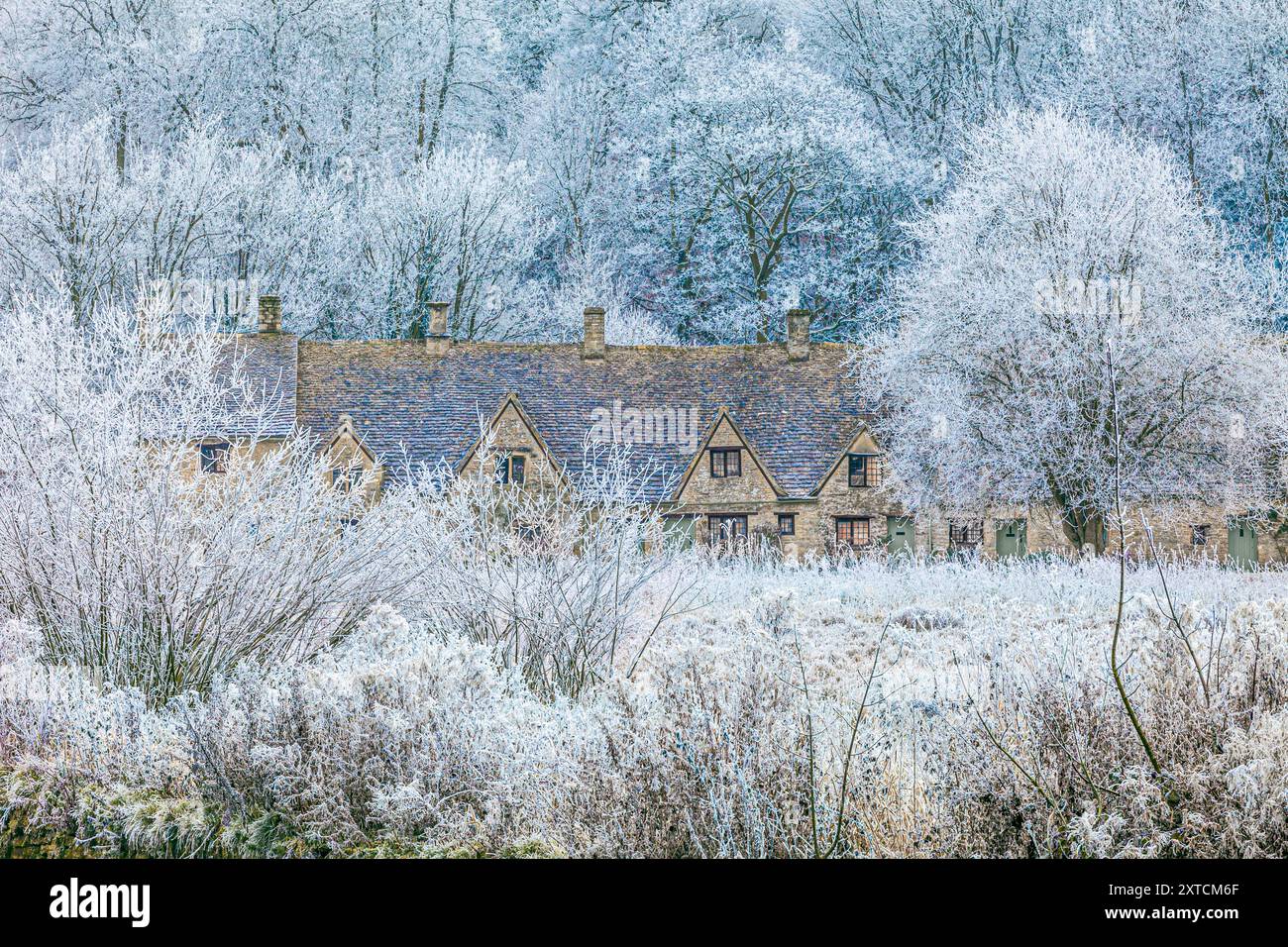 Raureif auf der Arlington Row und Rack Isle neben dem River Coln im Cotswold-Dorf Bibury, Gloucestershire, England, Großbritannien Stockfoto