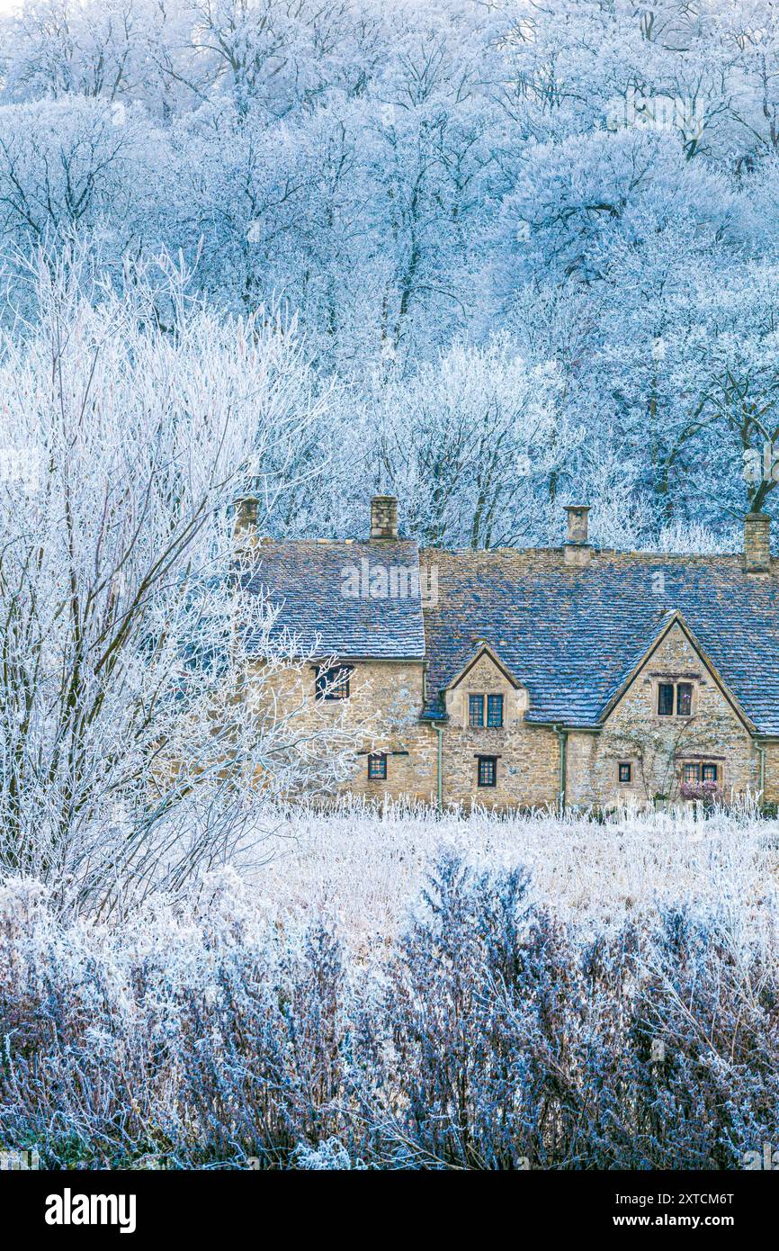 Raureif auf der Arlington Row und Rack Isle neben dem River Coln im Cotswold-Dorf Bibury, Gloucestershire, England, Großbritannien Stockfoto
