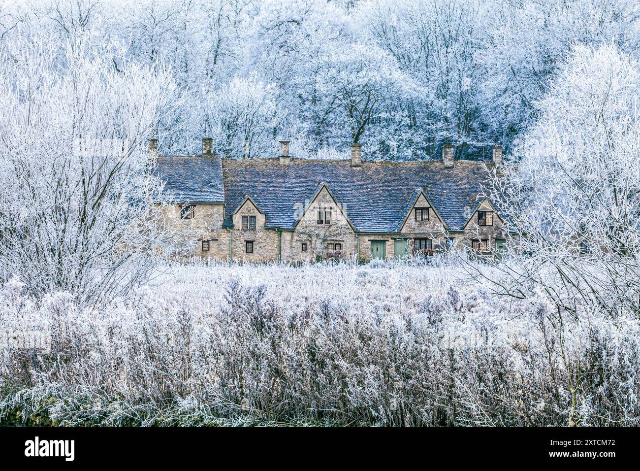 Raureif auf der Arlington Row und Rack Isle neben dem River Coln im Cotswold-Dorf Bibury, Gloucestershire, England, Großbritannien Stockfoto