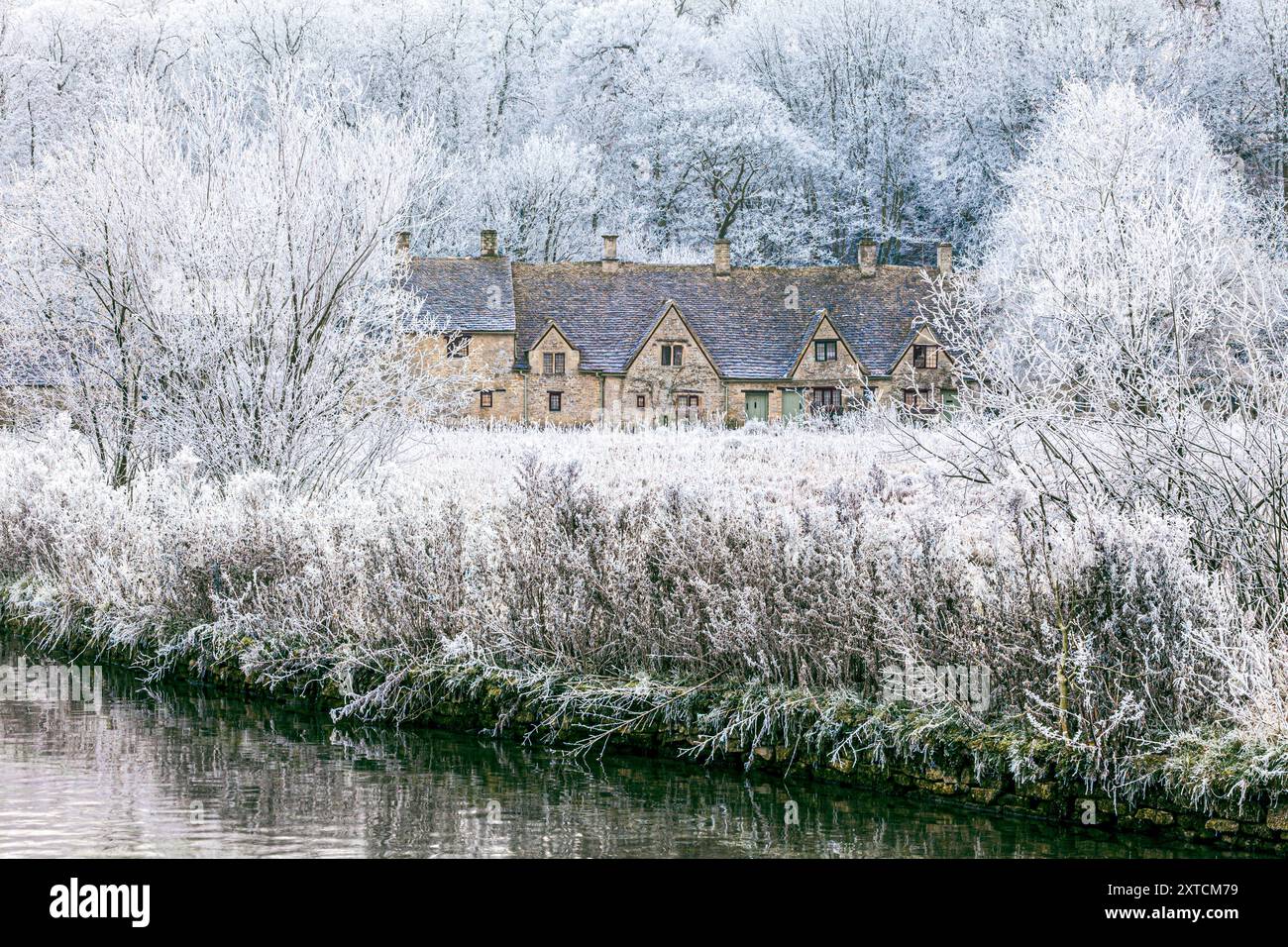 Raureif auf der Arlington Row und Rack Isle neben dem River Coln im Cotswold-Dorf Bibury, Gloucestershire, England, Großbritannien Stockfoto