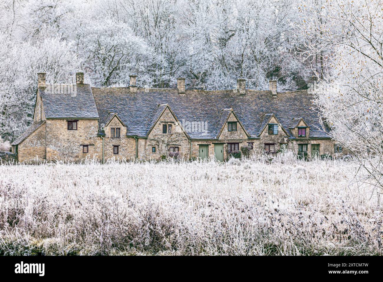 Raureif auf der Arlington Row und Rack Isle neben dem River Coln im Cotswold-Dorf Bibury, Gloucestershire, England, Großbritannien Stockfoto