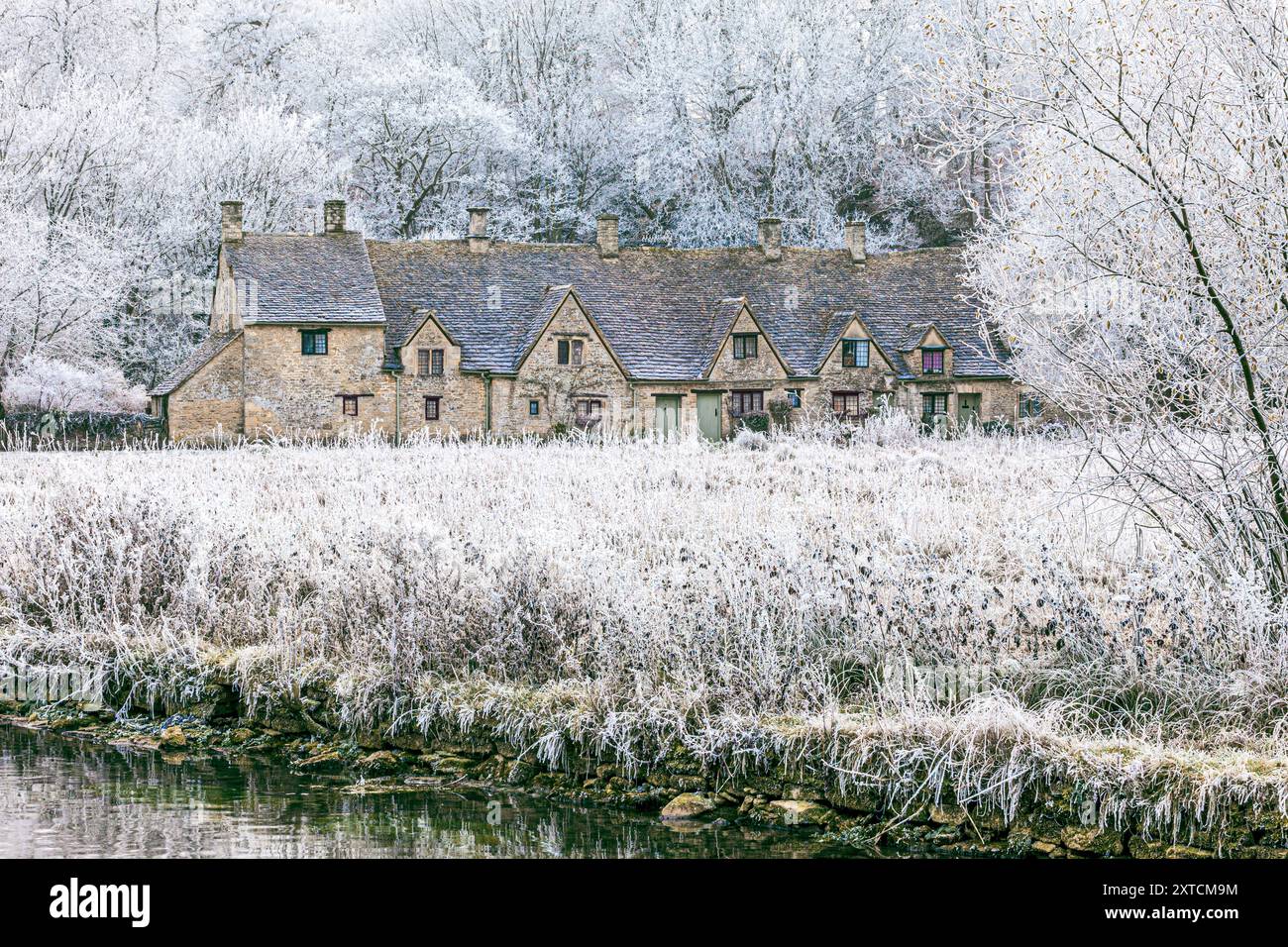 Raureif auf der Arlington Row und Rack Isle neben dem River Coln im Cotswold-Dorf Bibury, Gloucestershire, England, Großbritannien Stockfoto