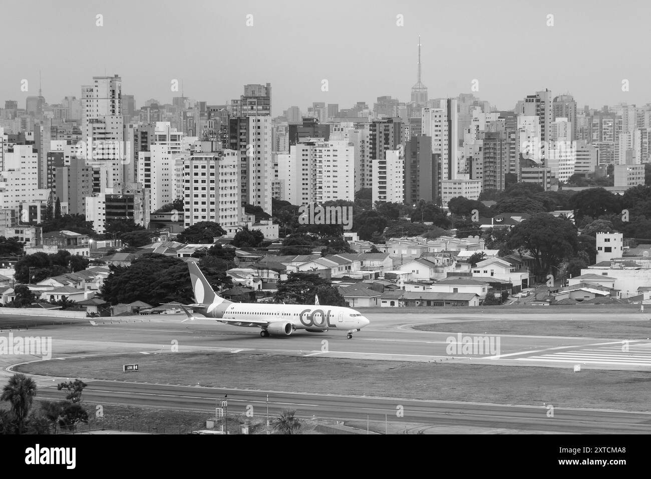 Boeing 737 Max 8 Flugzeug, Congonhas Airport. Stadt Sao Paulo, Brasilien. Das Flugzeug auf der Landebahn ist startbereit. Schwarzweißbild. Stockfoto