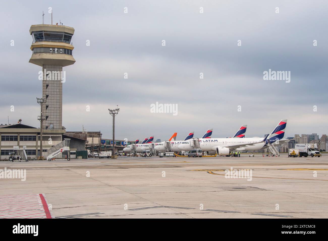 Flughafen Congonhas. Stadt São Paulo, Brasilien. Kontrollturm und Latam Airline-Flugzeuge parkten im Passagierterminal. Stockfoto