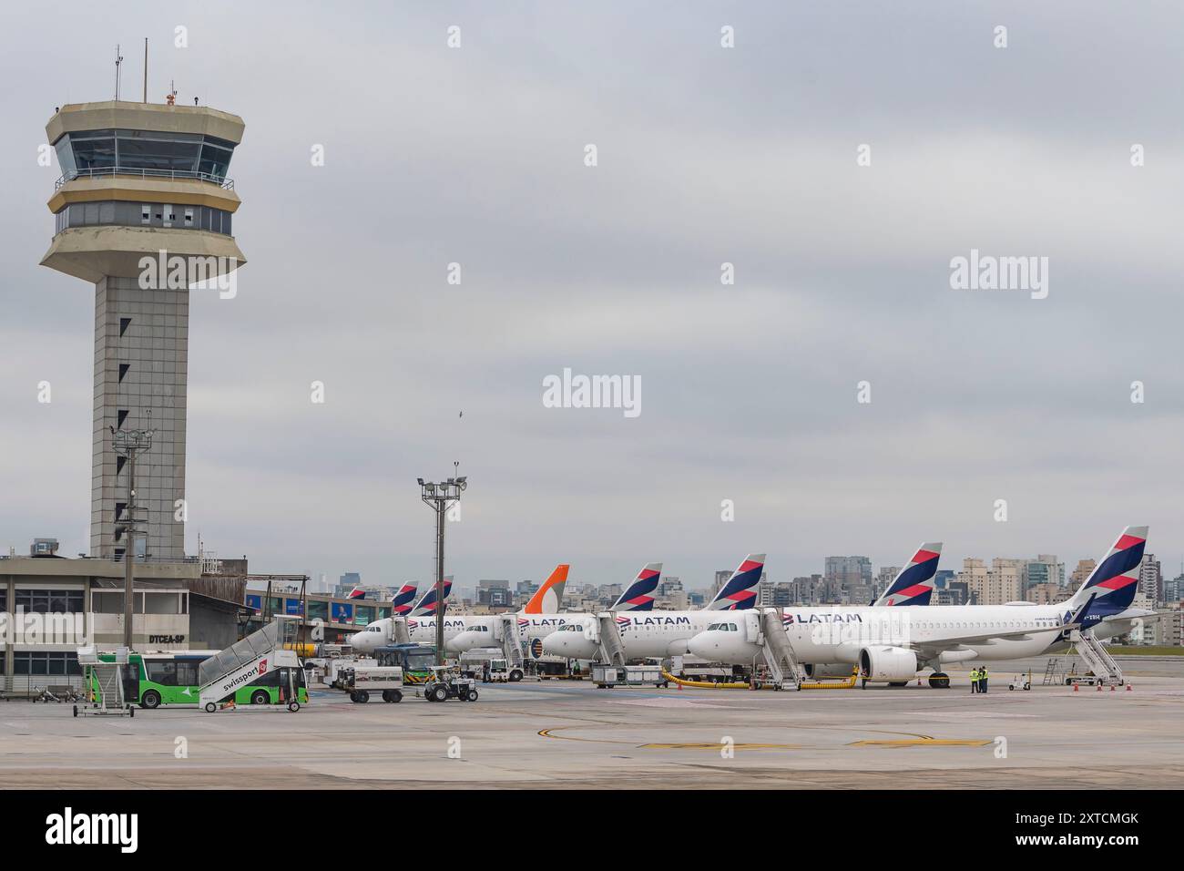 Flughafen Congonhas, São Paulo, Brasilien. Airbus A320 Flugzeuge der Firma Latam standen vor dem Passagierterminal. Stockfoto