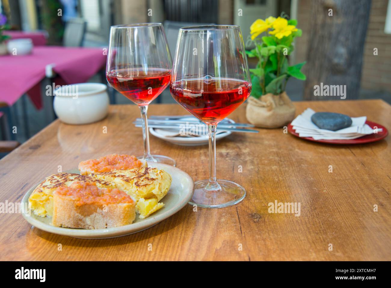Zwei Gläser rose Wein mit Tapas spanisches Omelett und Tomatensauce in eine Terrasse. Madrid, Spanien. Stockfoto