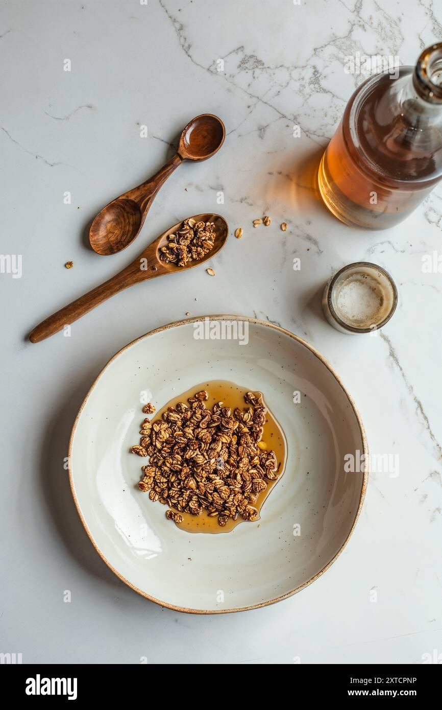 Ein Keramikgericht mit Müsli und Nüssen, gesundes Essen, ästhetische und elegante Fotografie, Ernährungsrezepte Stockfoto