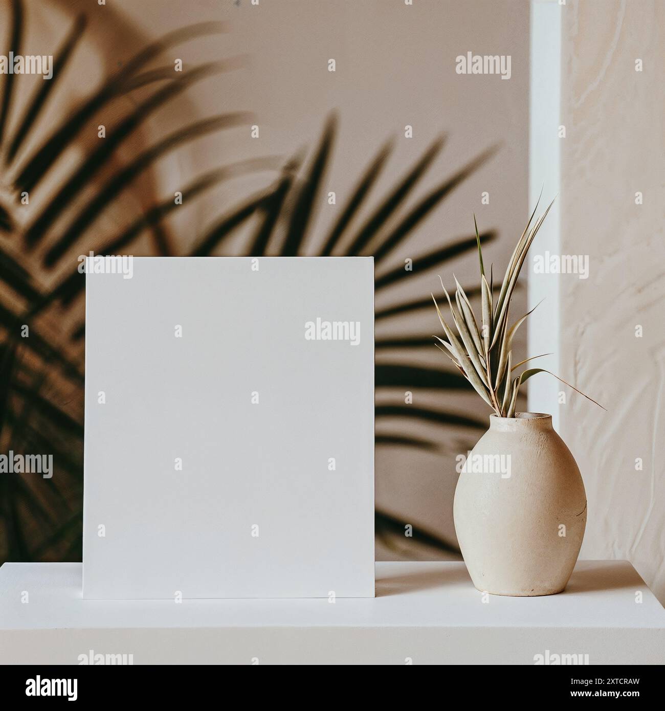 Minimalistische Komposition mit getrocknetem Palmblatt und leerem Papiermockup, Palm, ästhetischem Beige, Hochzeitseinladung Stockfoto