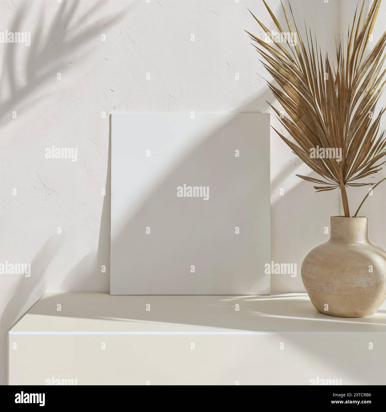 Minimalistische Komposition mit getrocknetem Palmblatt und leerem Kartenmockup, mit Palme, ästhetischem Beige, Hochzeitseinladung Stockfoto