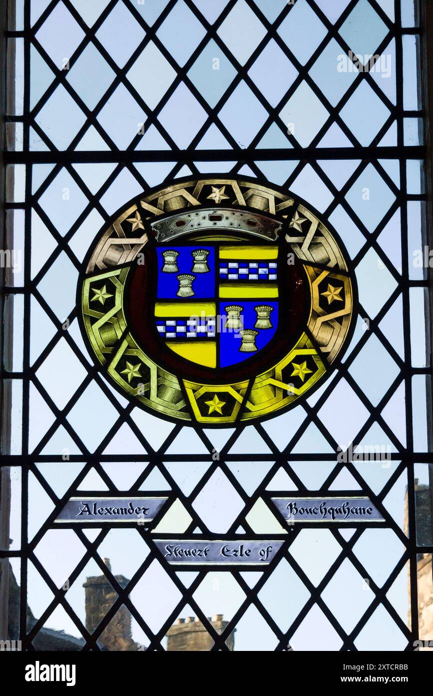 Gedenkliches Buntglasfenster, das Alexander Stewart, Earl of Bouchquhane, in der Großen Halle von Stirling Castle, Schottland, gewidmet ist Stockfoto