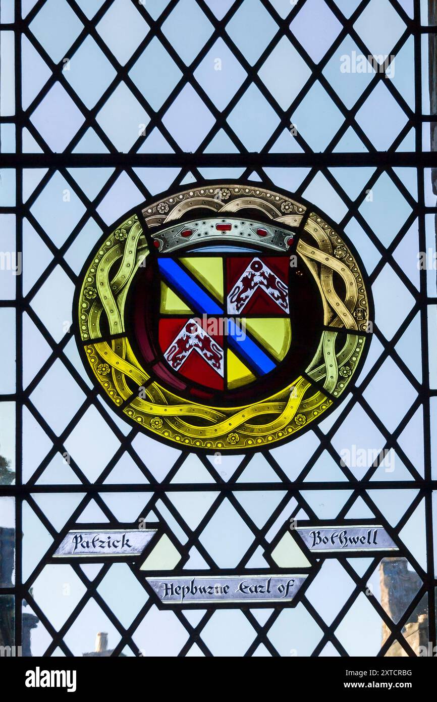 Gedenkliches Buntglasfenster, das Patrick Hepburn, Earl of Bothwell, in der Great Hall in Stirling Castle, Schottland gewidmet ist Stockfoto