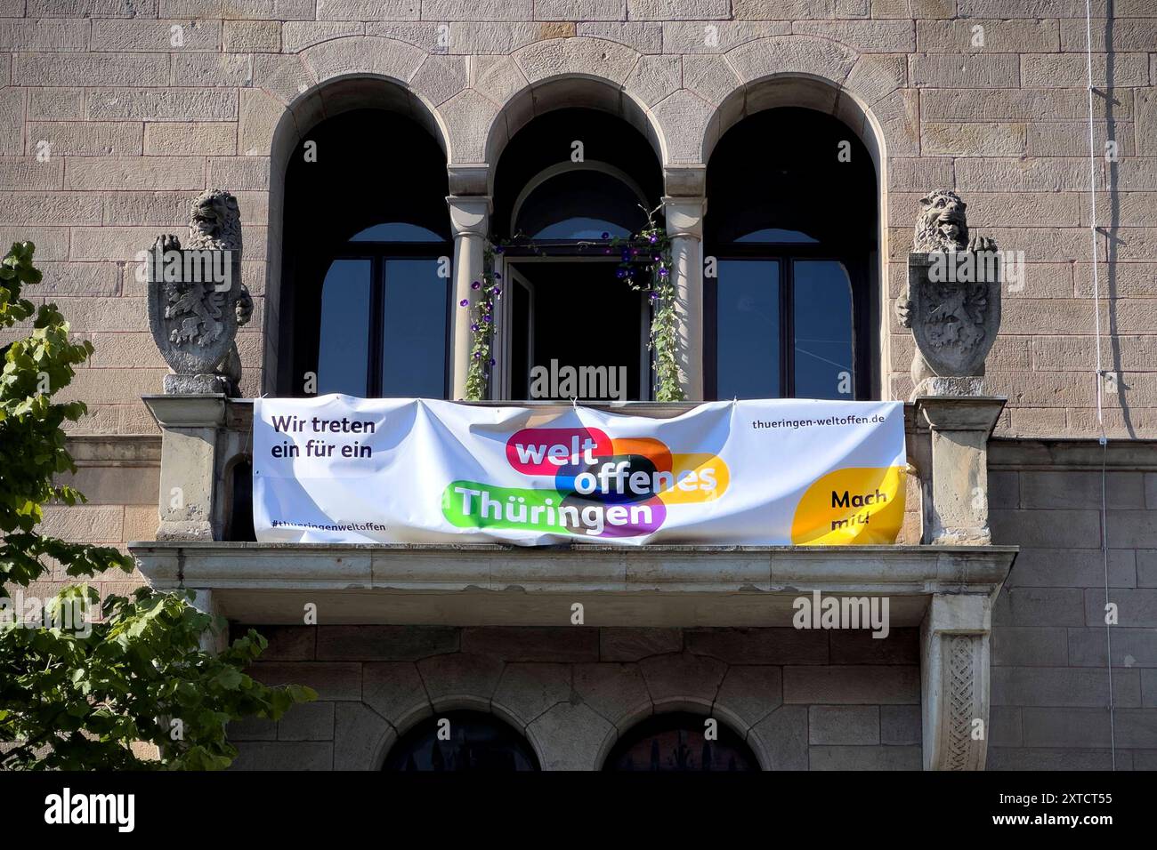 Landtagswahl Thüringen DEU, Deutschland, Deutschland, Weimar, Thüringen, Thüringen, Thüringen, 29.07.2024 Plakat der Initiative Thüringen Weltoffen weltoffenes Thüringen Mach mit für Toleranz und gegen Rechtsradikalismus zu den bevorstehenden Wahlen der Landtagswahl am 01. September 2024 in Weimar im Freistaat Thüringen Thüringen Deutschland en: Poster der Thüringer Weltoffen Kosmopolit Thüringen Initiative Mitmachen Sie sich für Toleranz und gegen Rechtsradikalismus bei den anstehenden Landtagswahlen am 1. September 2024 in Weimar im Freistaat Thüringen Thüringen Thüringen Deutschland *** Land el Stockfoto