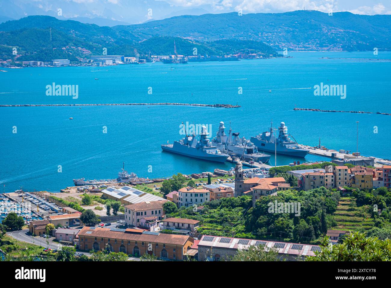 Aus der Vogelperspektive des Hafens von La Spezia, Italien mit angedockten Marineschiffen der Marinestützpunkt. Stockfoto