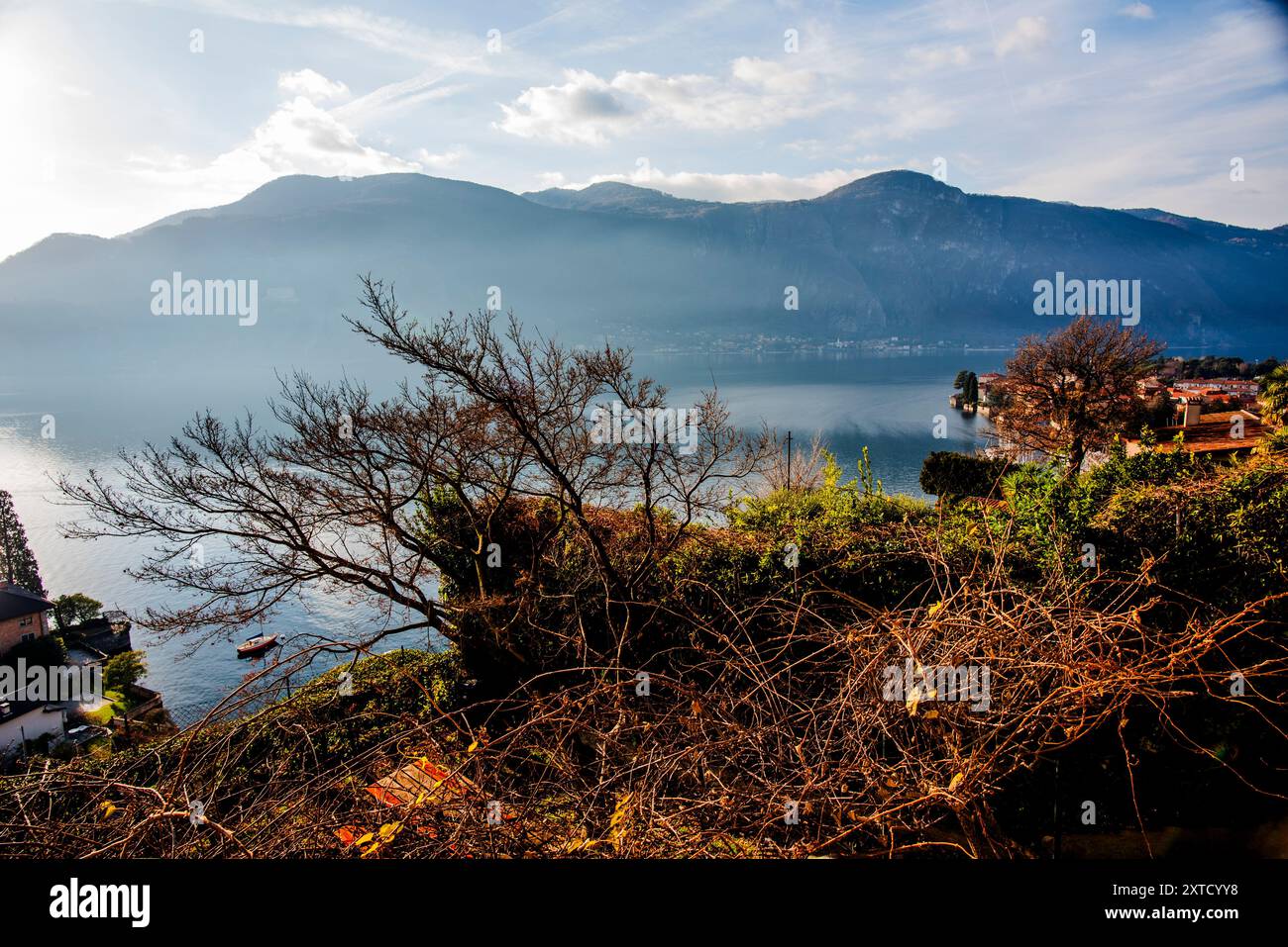 Blick auf den See Lecco im Herbst mit dem ruhigen und ruhigen Wasser an einem Abend mit Sonnenuntergang zwischen den Bergen in Lecco in Italien Stockfoto