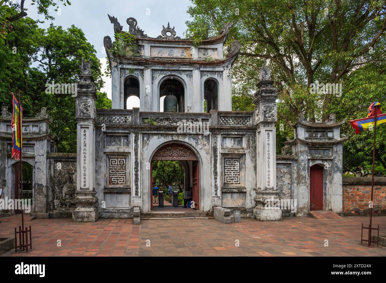 Verzierte Gebäude im Tempel der Literatur, einer antiken Universität in Hanoi, Vietnam Stockfoto