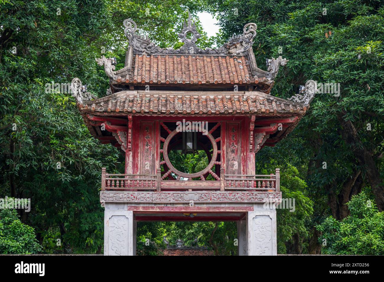 Verzierte Gebäude im Tempel der Literatur, einer antiken Universität in Hanoi, Vietnam Stockfoto