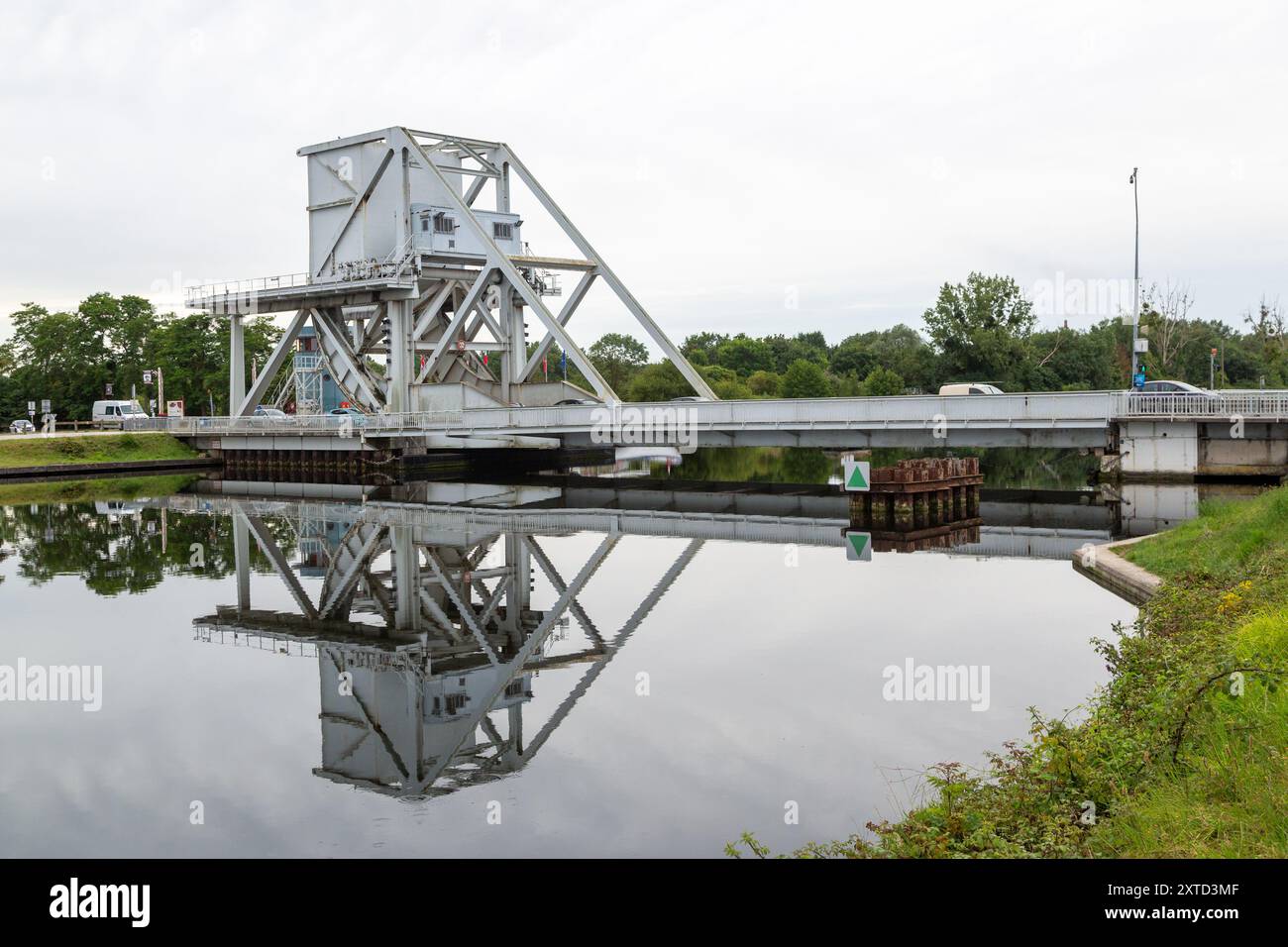 Die Pegasus Bridge, ursprünglich Bénouville Bridge genannt, ist eine Straße, die den Caen Canal überquert. Stockfoto