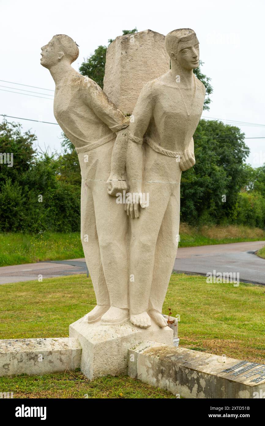 Dieses Denkmal erinnert an 28 französische Zivilisten, die von den Deutschen erschossen wurden, weil sie britische Fallschirmjäger versteckt hatten Stockfoto